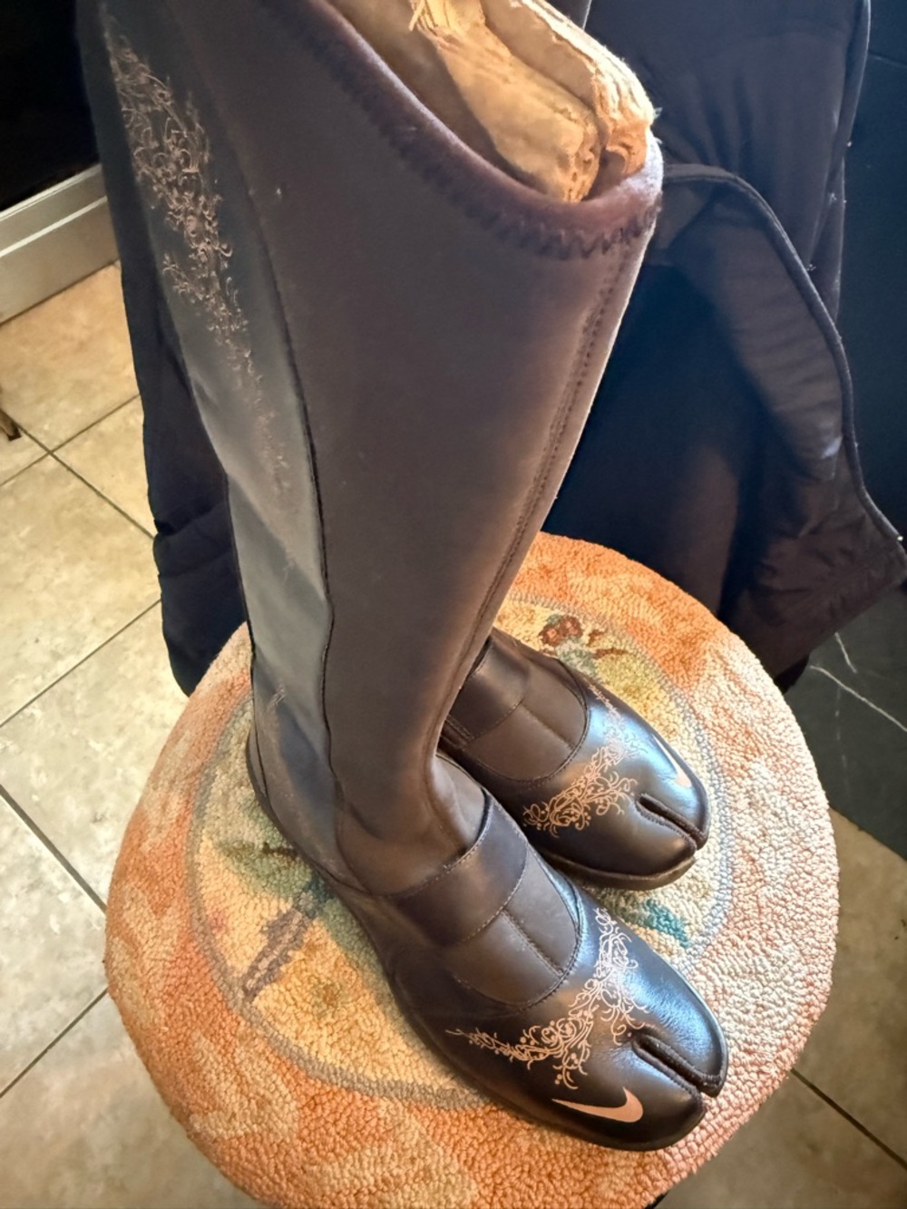 Nike rife air super rare Women’s Brown Embroidered Split-Toe Boots